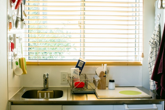 キッチンに立つと緑が眺められる小窓がきもちよい。
