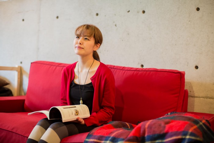 赤がお好きと話す西田さん。なるほど、ソファもカーディガンも、ブランケットまですべて赤!