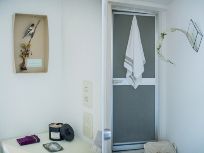 左：玄関のスペース。右：壁掛け花器がテラさんの作品。